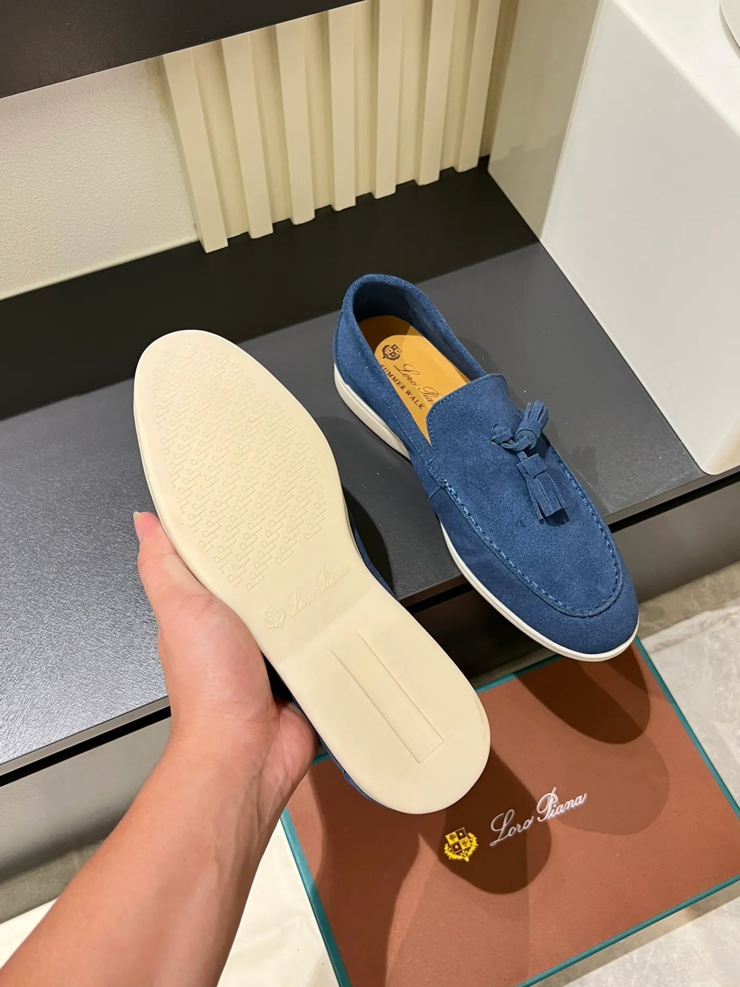 Men's shoes 💰p360 "Loro men's shoes 💰pian'*" Classic L men's shoes for couples 💰p Top version British flat loafers, a must-have item in old money style, the minimalist design is eye-catching and durable, a plus point for dressing The soft foot feel and texture are outstanding. They don’t scratch your feet and are very nice. They are matched with soft and waxy soles. They can be worn daily for a long time without getting tired. They are easy to wear, versatile and classic items, with perfect foot feel and texture! Imported cashmere fabric, the lining is made of imported A-grade water-dyed cow lining, the top version of the genuine leather midsole is sewn with pure handmade mark thread! Size: Female 35-40 (34. Customized) Male 38-44 (45.46. Customized)